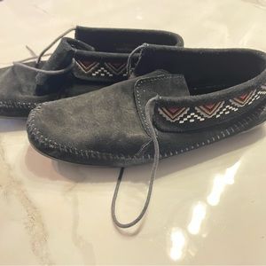 Vintage Minnetonka black suede Aztec design moccasins. Size 7.5/8